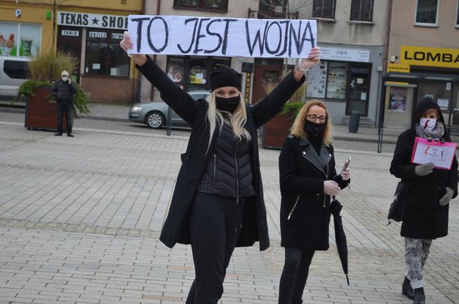 "NIE JESTEŚMY INKUBATORAMI" w Starachowicach też protestowali przed biurami posłów PiS 
