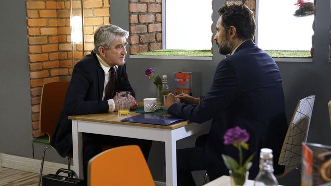 Barwy szczęścia, odc. 2048. Piotr Walawski (Piotr Jankowski), Budrewicz (Stanisław Górka)