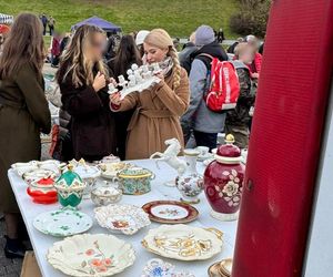 Wcisło buszuje na pchlim targu.