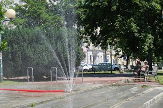W Warszawie stanęły kurtyny wodne. Warszawiacy walczą z upałem