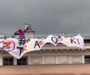 Szok w Gliwicach. Dwóch Spider-Manów rozwiesiło na dachu baner Byle nie Trzaskowski