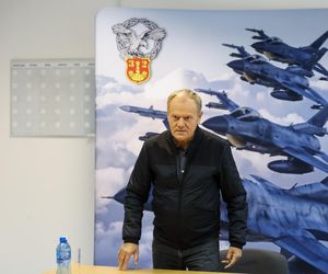 Dramatyczne słowa Tuska w Łasku: „Polscy piloci ocalili Polskę!”. Premier dziękuje bohaterom nieba