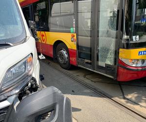 Kolejny wypadek z udziałem miejskiego autobusu w Warszawie. Ranni pasażerowie, poważne utrudnienia