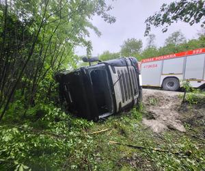 Ciężarówka przewróciła się pod Tarnowem. Strażacy musieli ją postawić na koła