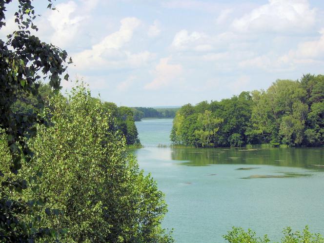 Jezioro Lubiatówko, w głębi jezioro Solecko