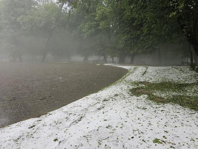 Nawałnica nad Gnieznem. Miasto zalały strumienie wody po ulewie i gradobiciu [ZDJĘCIA].