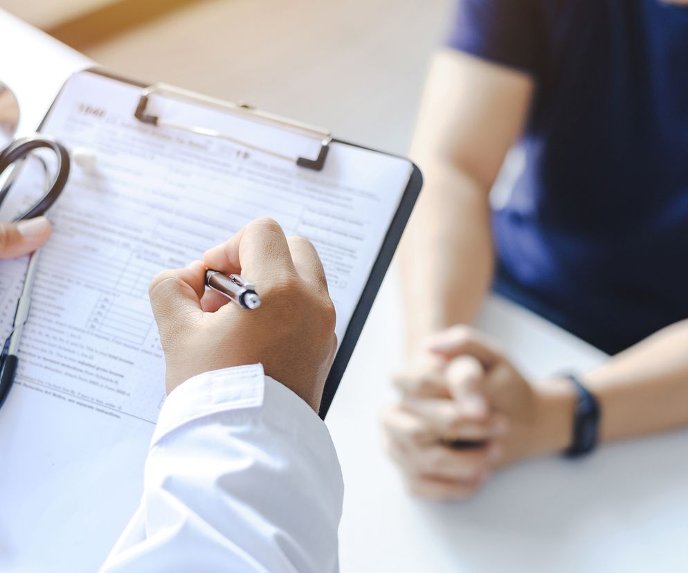 Lekarz wypisujący receptę pacjentowi