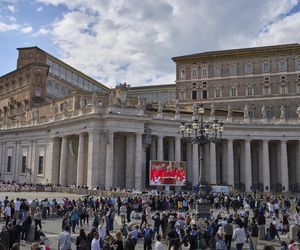 Tłumy na placu św. Piotra