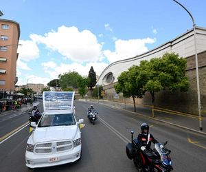 Kondukt żałobny przejechał przez Rzym. Ostatnia droga papieża Franciszka