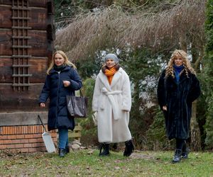 Przyjaciółki 25 sezon odc. 292. Anka (Magdalena Stużyńska), Patrycja (Joanna Liszowska), Dorotka (Agnieszka Sienkiewicz)