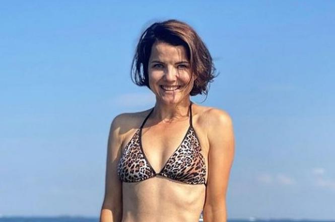 Joanna Jabłczyńska w skąpym bikini wdzięczy się do aparatu na plaży