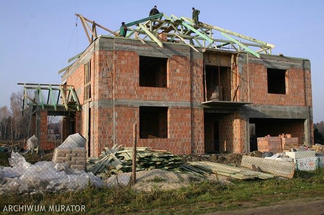 Co zgłaszać do nadzoru budowlanego na kolejnych etapach budowy domu jednorodzinnego