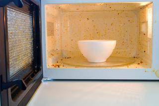 Ten genialny sposób pomoże ci wyczyścić kuchenkę mikrofalową w 5 minut. Jest już hitem na Tik Toku