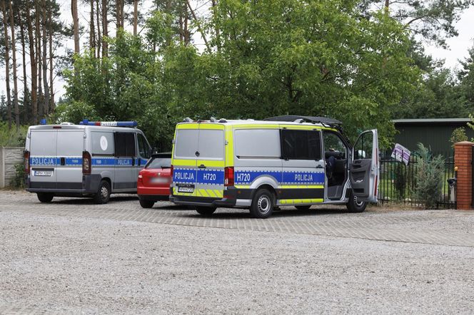 Zbrodnia pod Grójcem. Ksiądz przyznał się do zabójstwa. Policja przeszukała plebanię [ZDJĘCIA]. Kontener: Warszawa