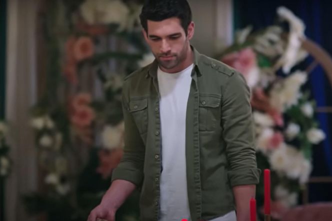 Ali pójdzie do restauracji z nadzieją, że dołączy do niego Duygu 