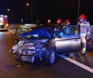 Niebezpieczny wypadek na trasie S7. Auto uderzyło w bariery energochłonne