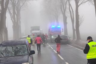 Karambol na drodze do Mławy. Fragmenty roztrzaskanych aut powpadały do rowów. „Na miejscu pracują służby”