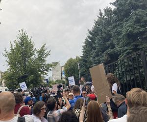 Manifestacja Nigdy nie będziesz szła sama w Warszawie. Strajk Kobiet pod Komendą Stołeczną Policji