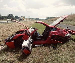 Porsche dachowało przy S19. Dwie osoby ranne