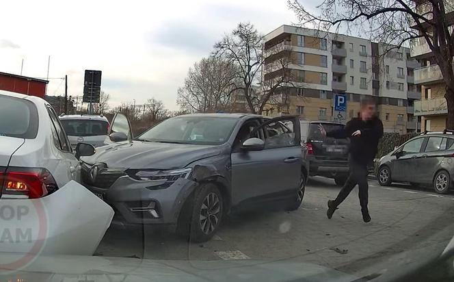 Wypożyczyli auto "na minuty", rozbili cztery pojazdy i uciekli. Szuka ich policja