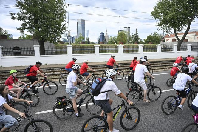 Biało-czerwonym peletonem rowerzyści uczcili Powstanie Warszawskie 