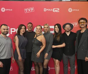 Konferencja prasowa 62. edycji Krajowego Festiwalu Polskiej Piosenki w Opolu. Tłum gwiazd na czerwonym dywanie