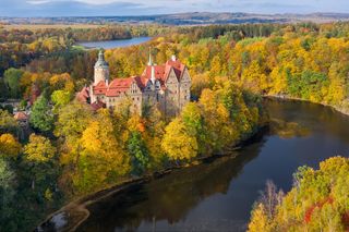Ta twierdza kryje mroczne sekrety. Jesienią wygląda obłędnie
