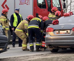 Czołowe zderzenie z nieoznakowanym radiowozem! Ranne cztery osoby, w tym policjanci 