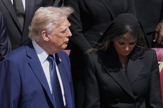 Żona strofowała Trumpa na pogrzebie papieża! Przyznał jej rację