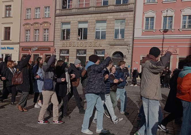 Maturzyści zawładnęli rynkiem we Wrocławiu. Po raz 23. zatańczyli Poloneza dla Fredry