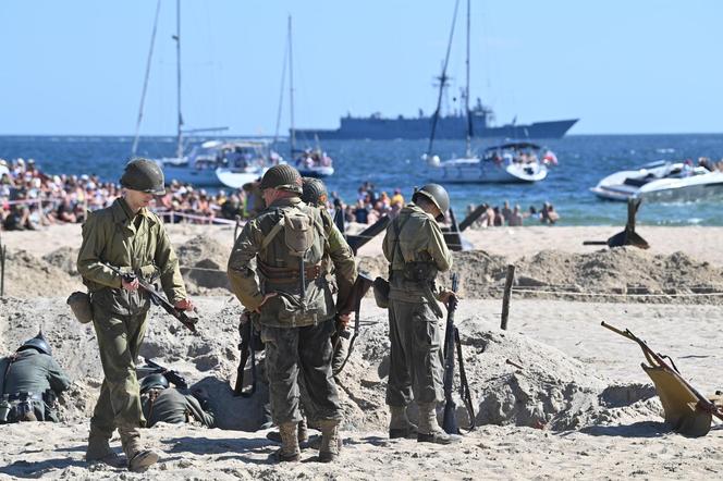 Turyści usłyszeli strzały, a czołgi wjechały na plaże. Zobaczcie zdjęcia z finałowej inscenizacji „Lądowanie na plaży”!