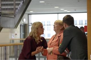 	Pierwsza miłość odc. 3697. Dorota (Magdalena Wróbel), Jadwiga (Małgorzata Matuszewska-Knothe), Leszek (Bartłomiej Magdziarz)