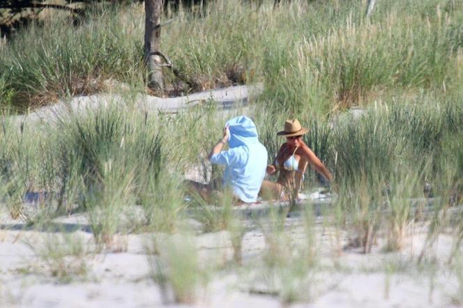 Grażyna Szapołowska i Dorota Goldpoint na plaży 