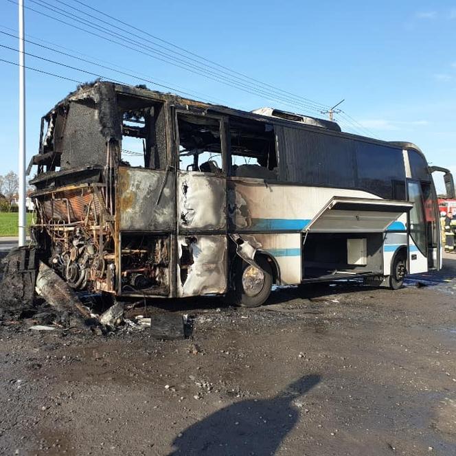 Autobus 15-osobowej rodziny zastępczej z Zabrza spłonął w drodze. Z pomocą przyszli dobrzy ludzie