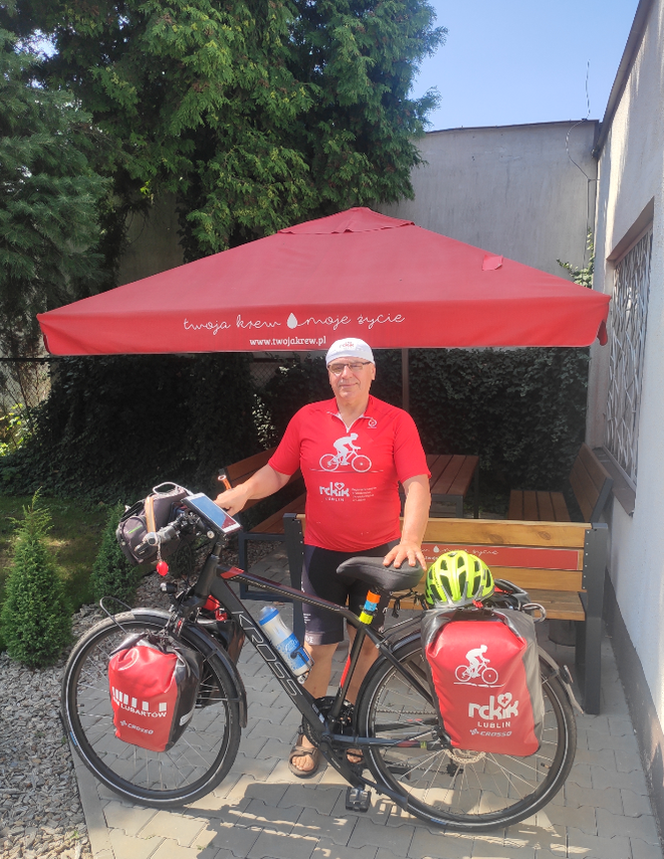 Pan Janusz Kobyłka przejedzie 3200 km by promować oddawanie krwi - Pierwszym przystankiem był Radom