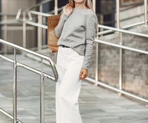 Spodnie culotte to must have tego lata. Jak je nosić w modnym stylu? 