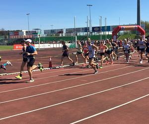 Biegacze na trasie Półmaratonu z Grudziądza do Rulewa. Zobacz zdjęcia i wideo