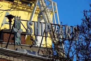 Niezwykłe odkrycie w stoczniowej świetlicy. Skarb ukryty pod podłogą przetrwał ponad 40 lat