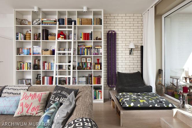 Drabina przy bibliotece w salonie