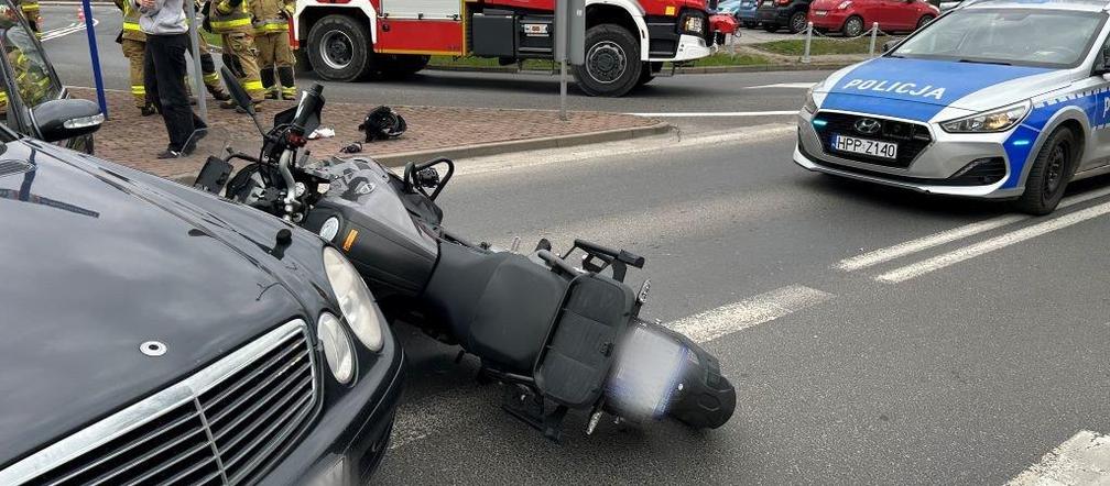 Żory. Wypadek osobówki z motocyklistą. 19-letni kierowca motocykla poszkodowany