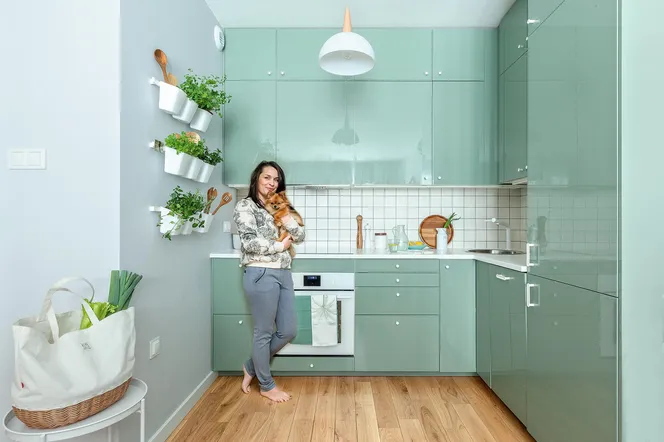 5-metrowy aneks kuchenny. Zielone meble i ziołowy ogródek na ścianie