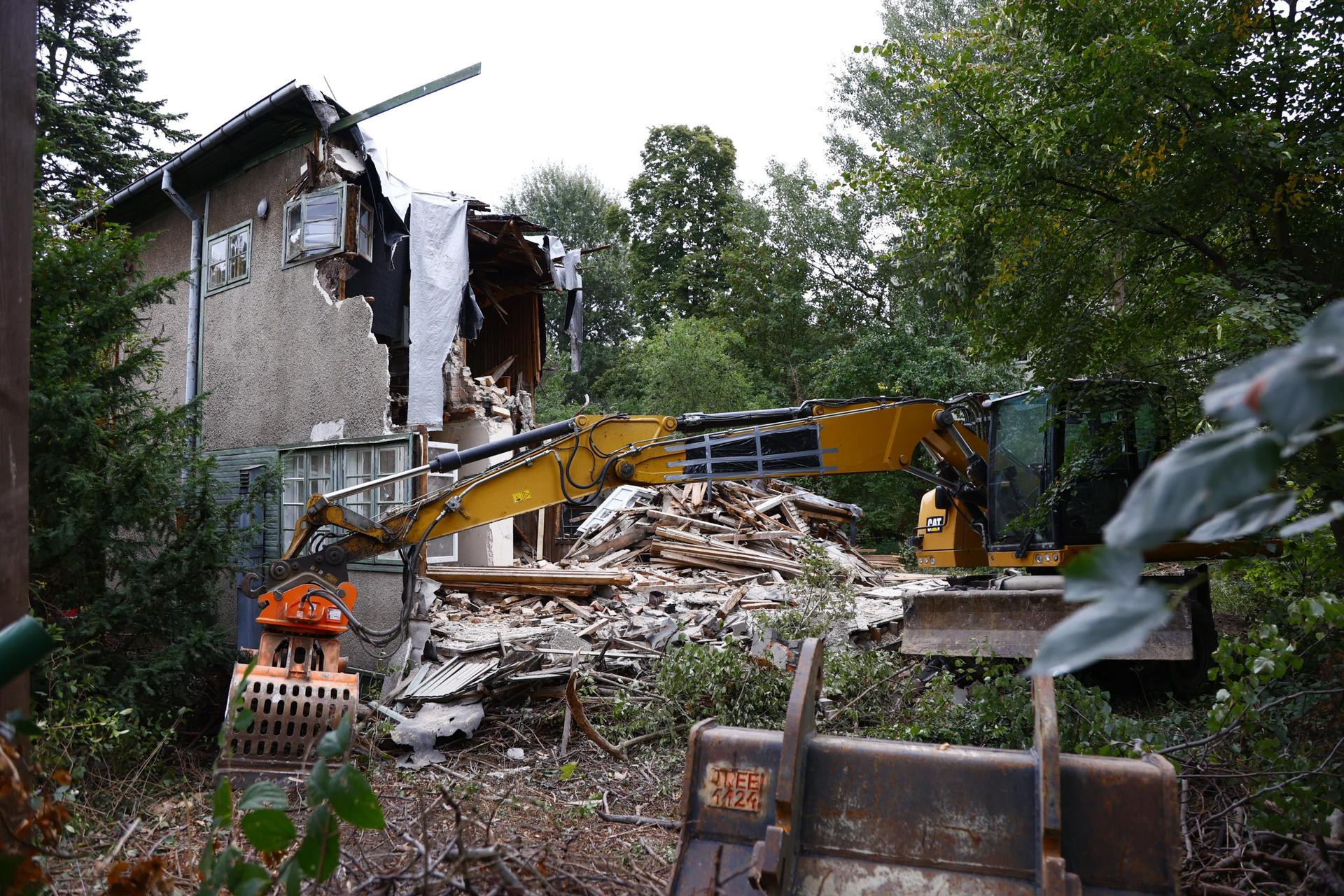 Rozbiórka domu przy Grębałowskiej w Warszawie
