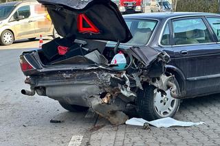 Kierujący sportowym autem roztrzaskał się o eleganckiego jaguara. Sprawca wypadku trafił do szpitala
