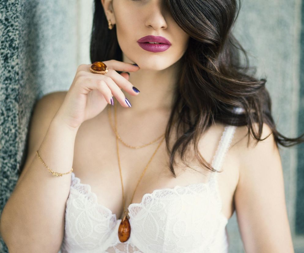 Jesienne trendy w makijażu. Te kolory na ustach i powiekach będą świetnym dopełnieniem ciepłej garderoby