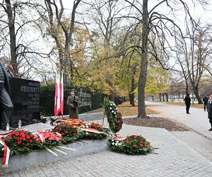 Jarosław Kaczyński wraz z delegacją PiS złożył wieńce przed pomnikami Ojców Niepodległości