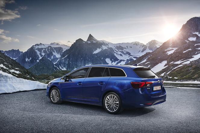 Toyota Avensis Touring Sports lifting 2015