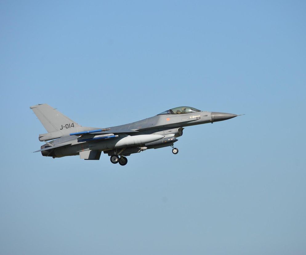 F16
