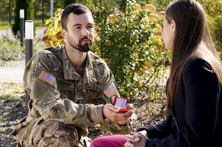 Barwy szczęścia odc. 2793. Gabrysia Niedzielska (Marta Juras), żołnierz Jack (Paweł Peterman)