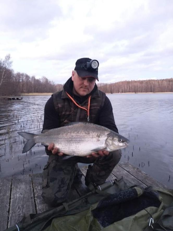 Ten wędkarz to nie leszcz. W Jeziorze Miłoszewskim złowił ogromną rybę! "Nieoficjalny rekord Polski" [ZDJĘCIA]