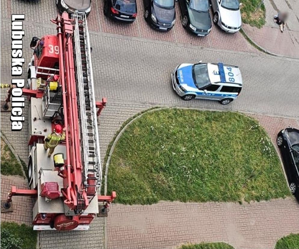 Zasłabła na balkonie, pomogli policjanci i strażacy